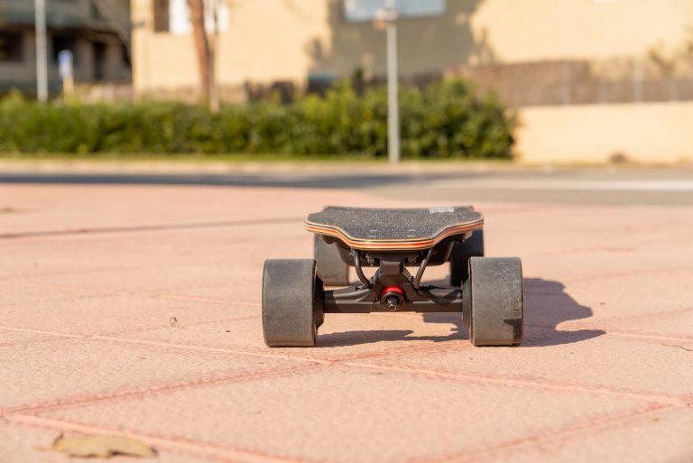 apprendre à faire du skate électrique