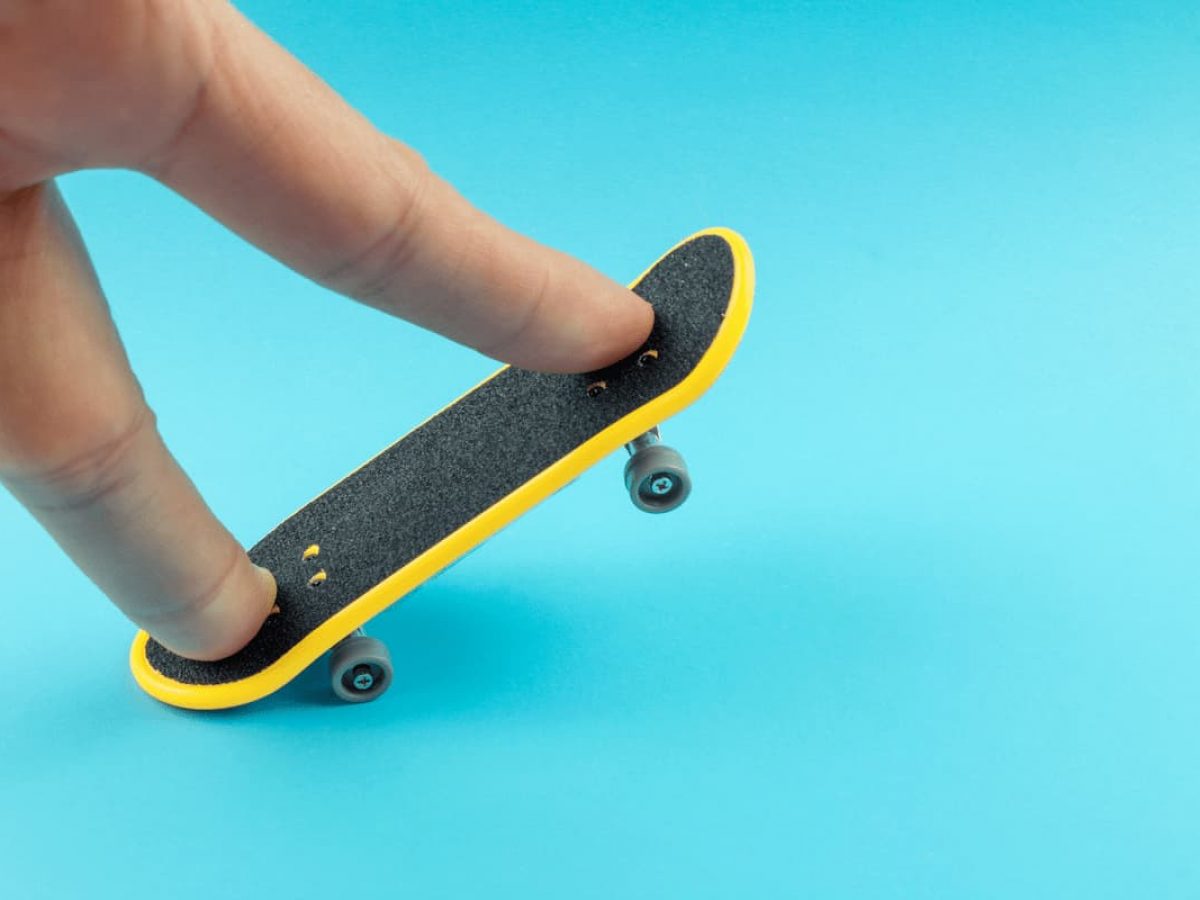 Découvrez ce sport insolite de finger skate boarding - AgoRide
